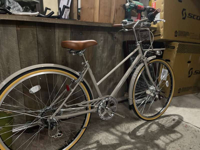 クロスバイク 前バスケット付き 7段ギヤ　オートライトカスタマイズして整備済み。 コルテス クロスバイク 自転車 通勤 通学 700C 外装6段変速 LEDオート